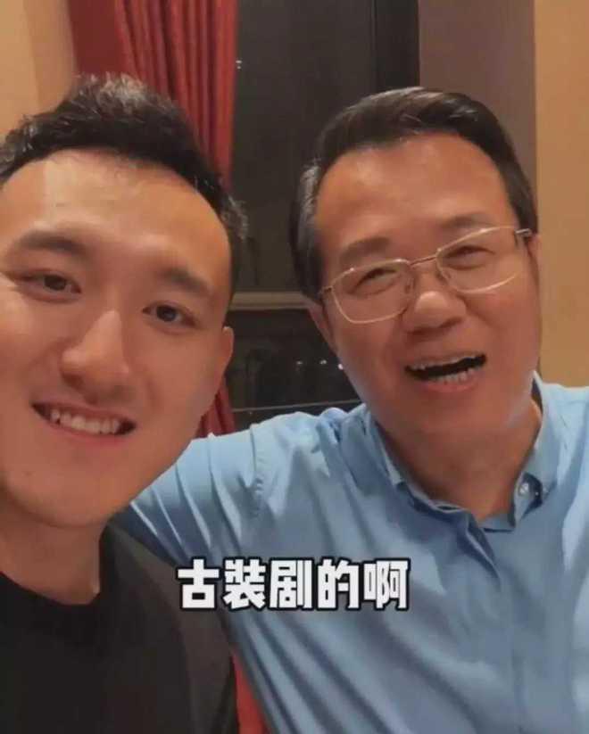 顶流男星吃瓜视频,吃瓜视频引发网友热议