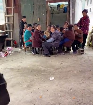 缅北边境大妈吃瓜现场视频,揭秘边境生活点滴