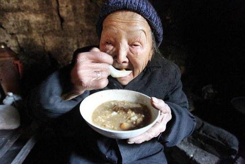 老太吃瓜暴毙视频大全播放,揭秘网络热传事件背后的真相