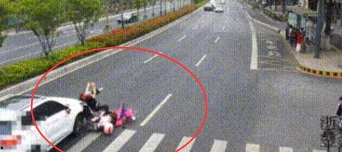 路人吃瓜车祸被车撞视频,监控视频记录惊险瞬间