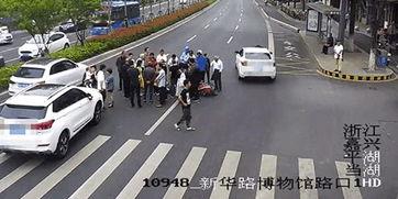 路人吃瓜车祸被车撞视频,监控视频记录惊险瞬间