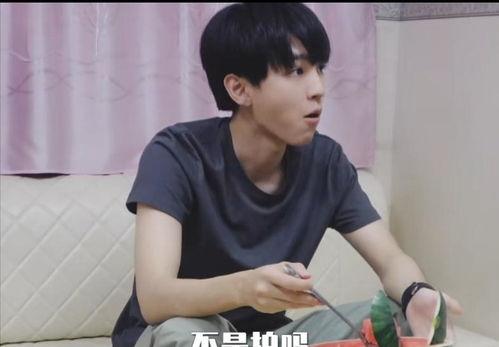 王俊凯熬夜吃瓜视频大全,揭秘明星幕后生活