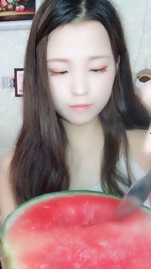 会吃瓜的小姐姐视频,揭秘会吃瓜小姐姐的趣味视频世界