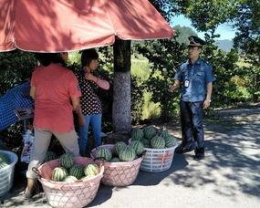 水城广场吃瓜群众视频,现场直击，一幕幕趣味横生的街头百态