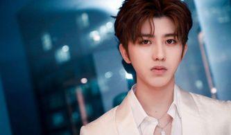 蔡徐坤吃哈密瓜视频素材,蔡徐坤甜蜜演绎哈密瓜美食秀