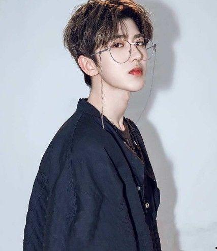 蔡徐坤吃哈密瓜视频素材,蔡徐坤甜蜜演绎哈密瓜美食秀