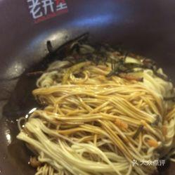 群众吃瓜拌面的视频,群众共享吃瓜拌面欢乐时光