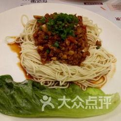 群众吃瓜拌面的视频,群众共享吃瓜拌面欢乐时光