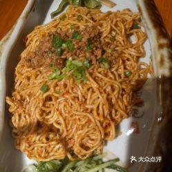 群众吃瓜拌面的视频,群众共享吃瓜拌面欢乐时光