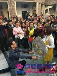 吃瓜女孩求婚视频,甜蜜瞬间感动网友