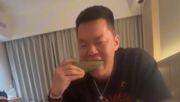 吃咸瓜的可怜视频大全在线观看,视频大全带你领略咸瓜的酸甜苦辣