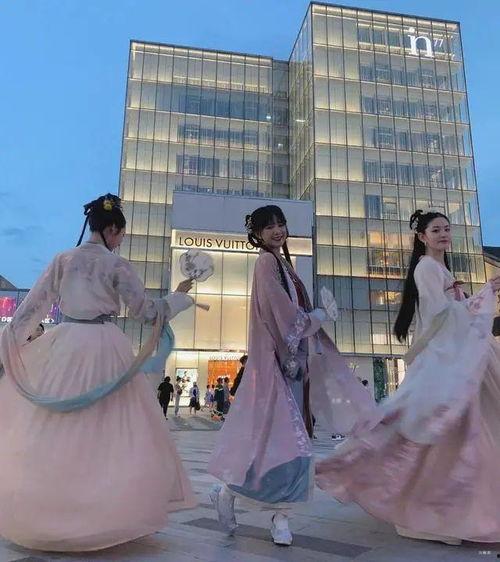 吃瓜汉服小姐姐视频,古风与现代的完美融合