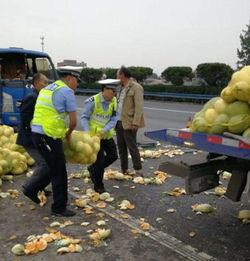 一排车吃瓜原视频,太欢乐了！