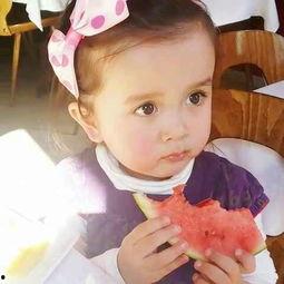 外国新生儿吃瓜视频片段,萌态百出引网友热议