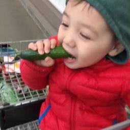 外国新生儿吃瓜视频片段,萌态百出引网友热议